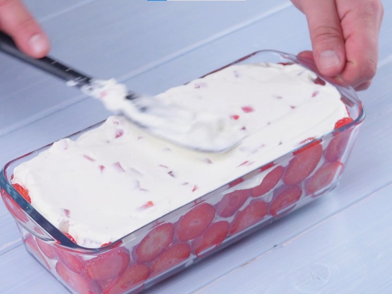 Erdbeer-Schoko-Eiskuchen in Auflaufform