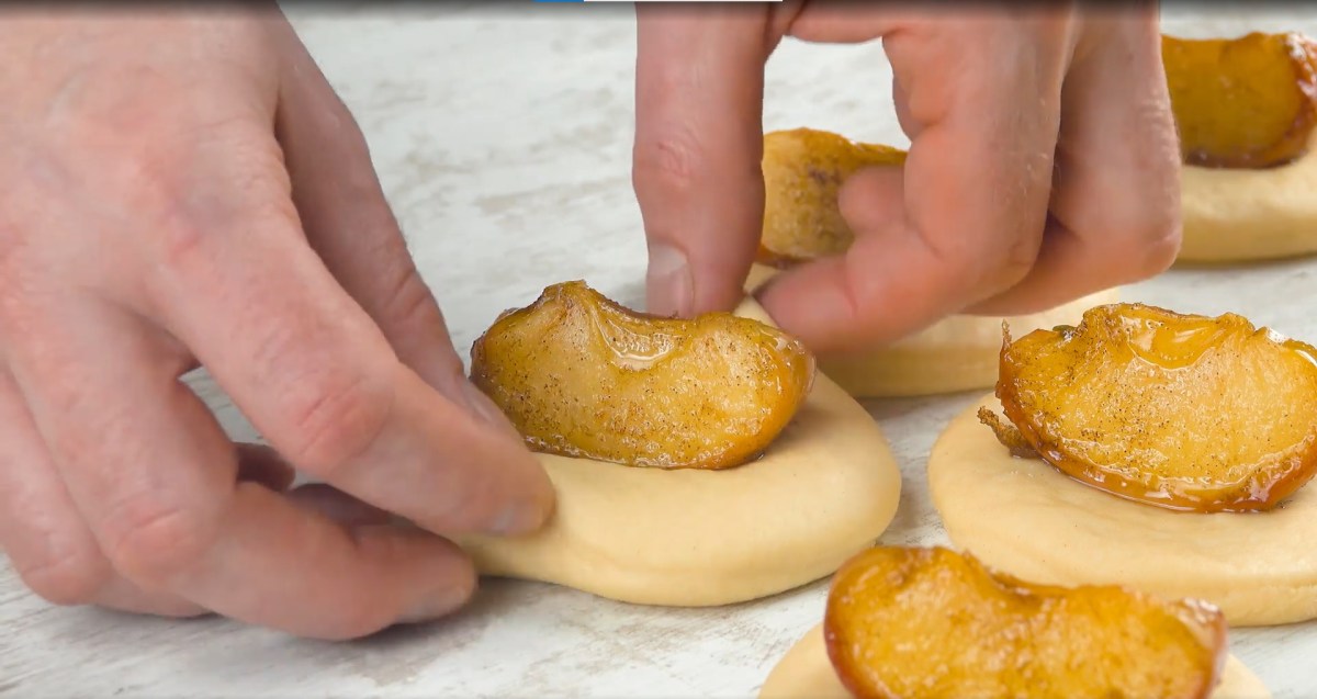 Apfelbrot aus der Pfanne: gebratene Äpfel auf runden Teigstücken, die gefaltet werden.