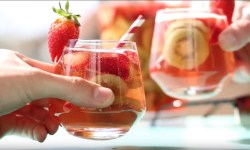Erdbeer-Sangria in Gläsern.
