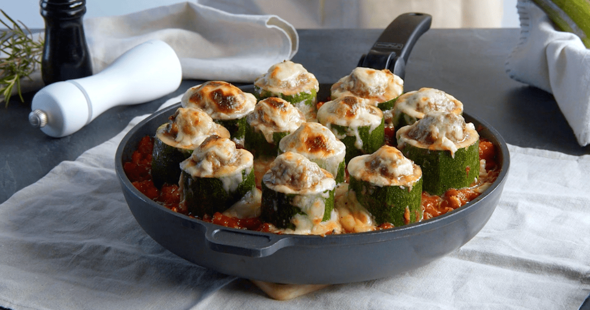 Zucchini-Hackfleisch-Auflauf mit cremiger Käsesoße - Leckerschmecker