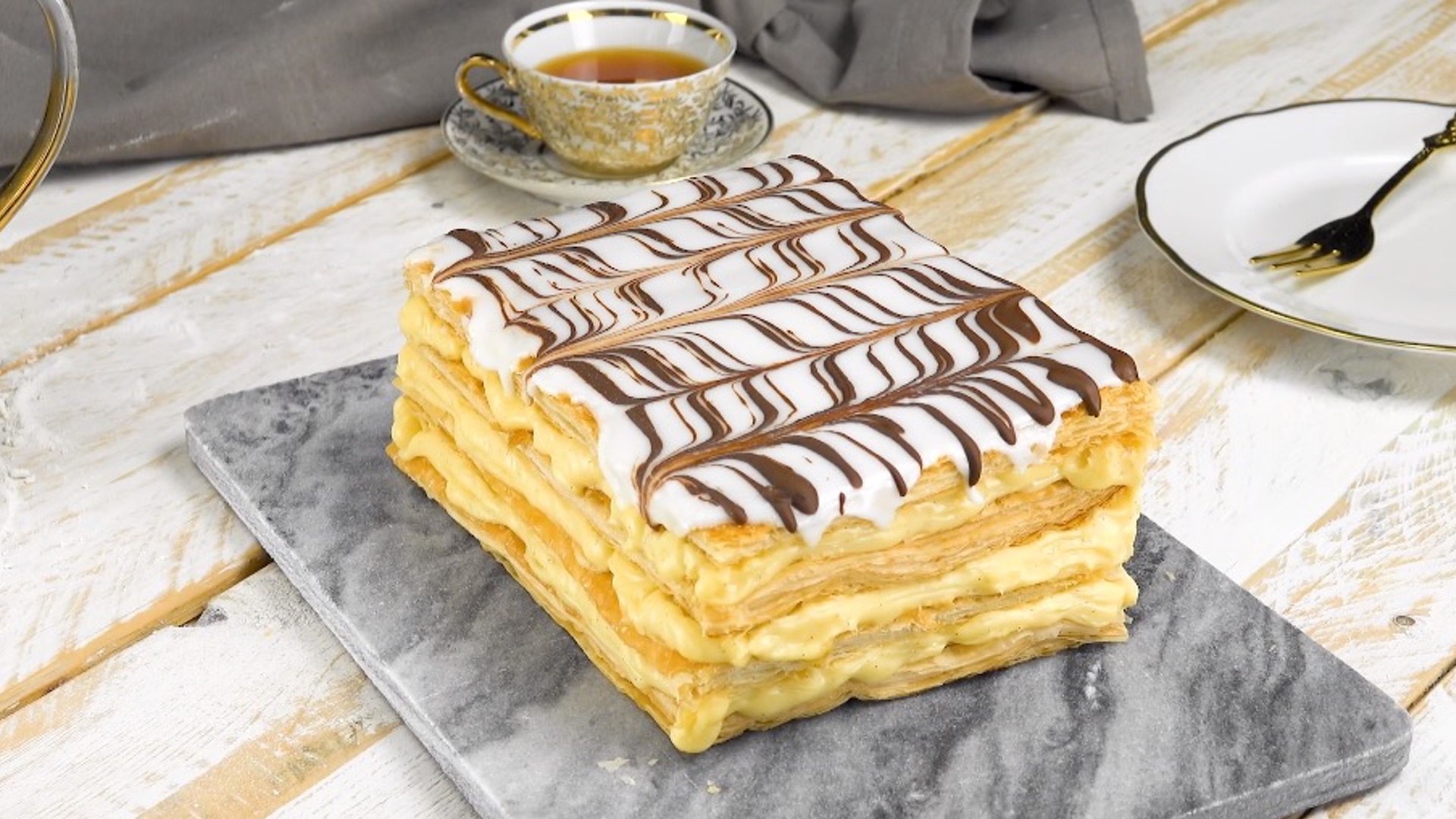 Наполеон слоеное тесто рецепт заварной крем. Торт Mille Feuilles. Наполеон из слоеного теста с заварным кремом. Торт из слоёного теста с заварным кремом. Торт Наполеон из слоёного теста с заварным кремом.