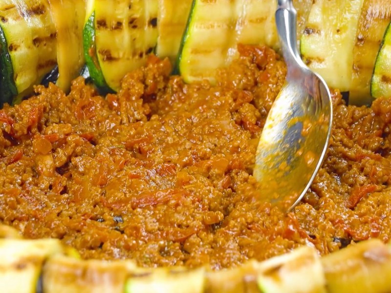 Unbedingt backen: Auberginen-Zucchini-Kuchen gefüllt mit Bolognese und Feta