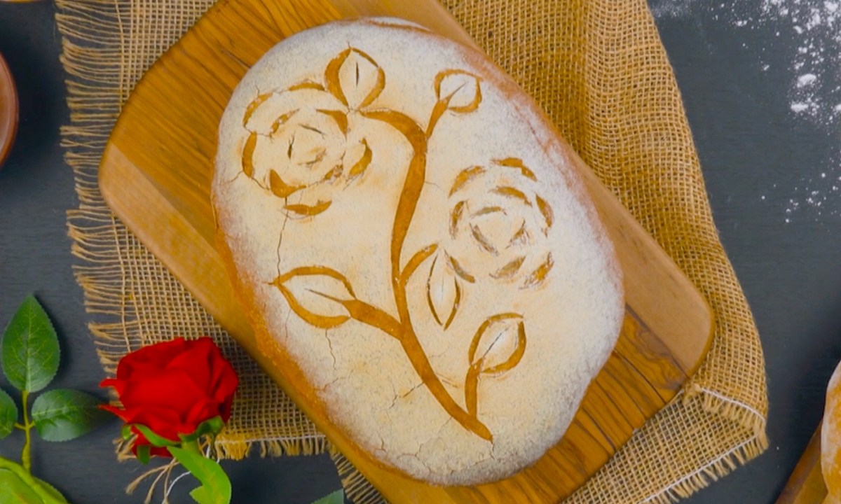 Selbstgebackenes Brot verzieren: Rose