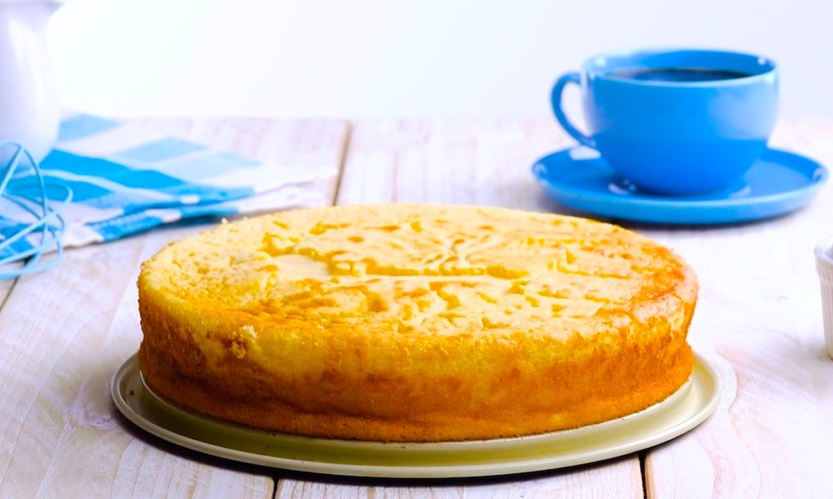 Kuchenplatte mit Käsekuchen mit flüssigem Kern und blauer Tasse