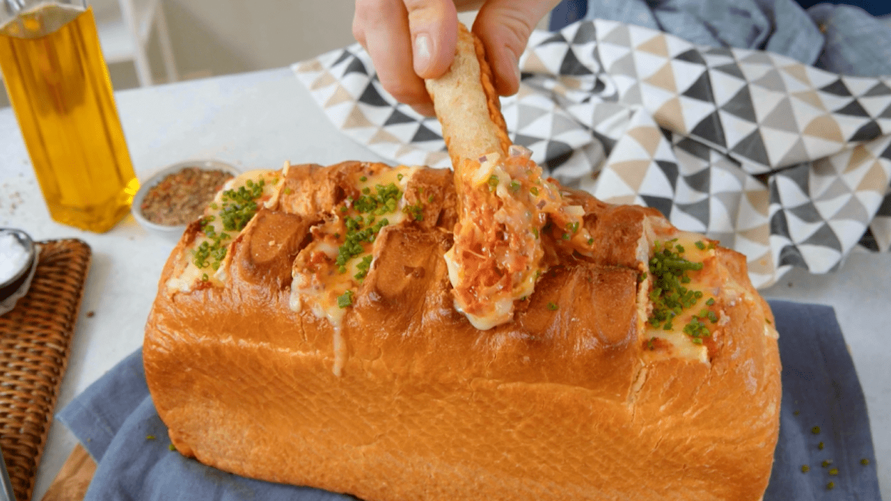 Gefülltes Weißbrot mit käsigen Toast-Rolls - Leckerschmecker