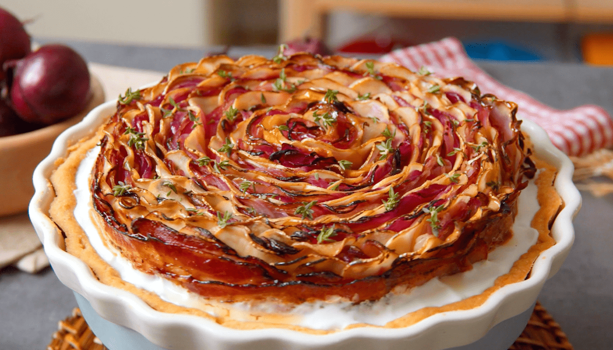 Zwiebelkuchen mit Mürbeteig, Bacon und Kartoffeln - Leckerschmecker