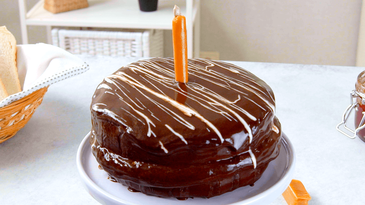 Schneller Kuchen gefüllt mit Karamellcreme und Marmelade - Leckerschmecker