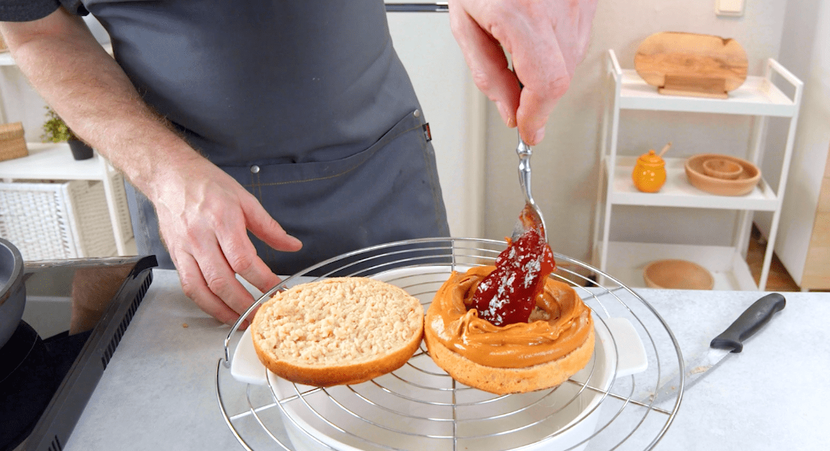 Schneller Kuchen, gefüllt mit Karamellcreme und Marmelade - Leckerschmecker