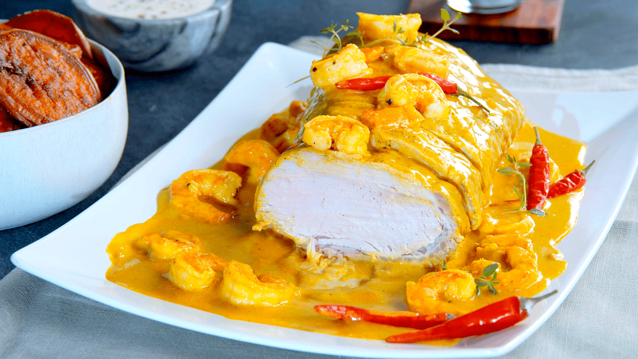 Saftiger Schweinerücken in Kokos-Curry-Soße mit Garnelen - Leckerschmecker