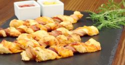 Platte mit Käse-Bacon-Stangen und Dips