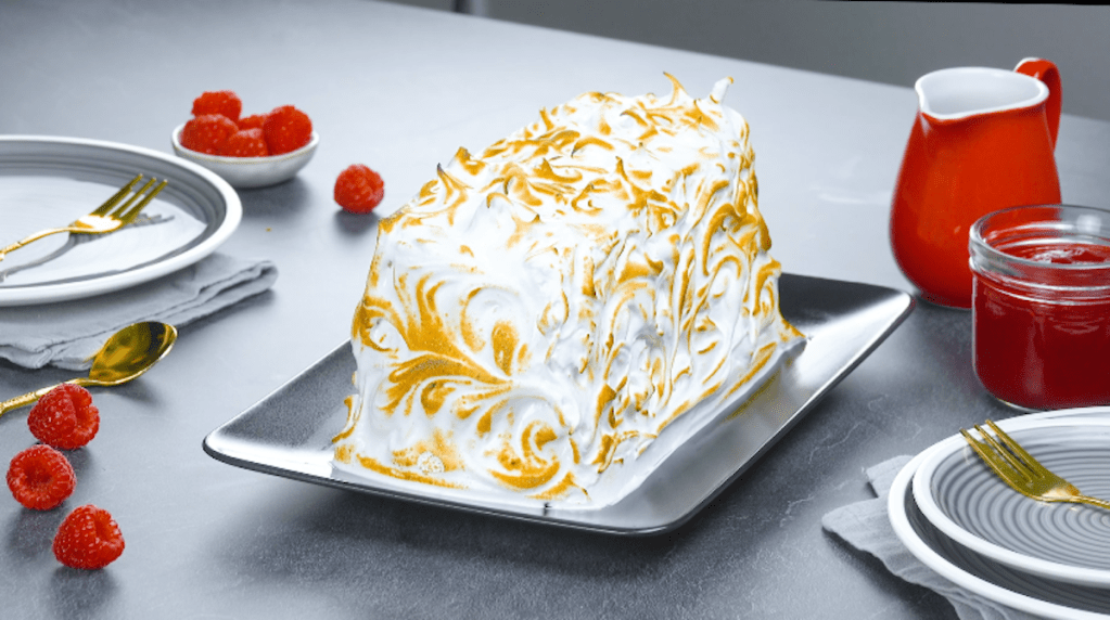 Eistorte mit dreierlei Eissorten und Eischnee