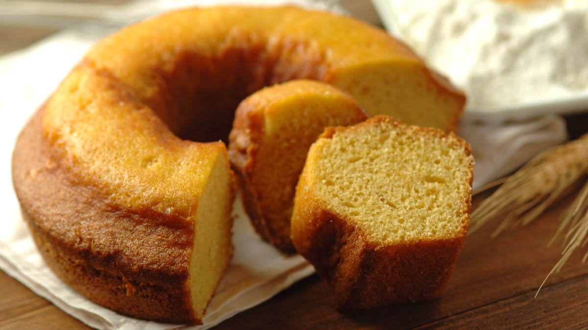 Ein runder Becherkuchen aus dem mehrere StÃ¼cke herausgeschnitten wurden.