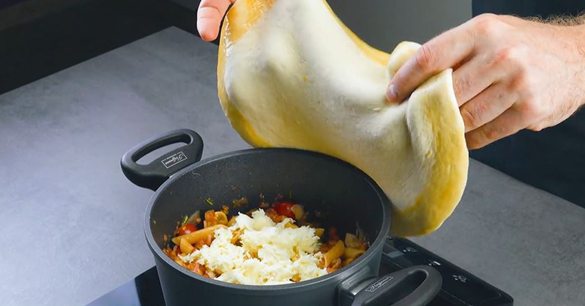 Pasta in Pizzateig mit Salsiccia und würziger Tomatensoße - Leckerschmecker