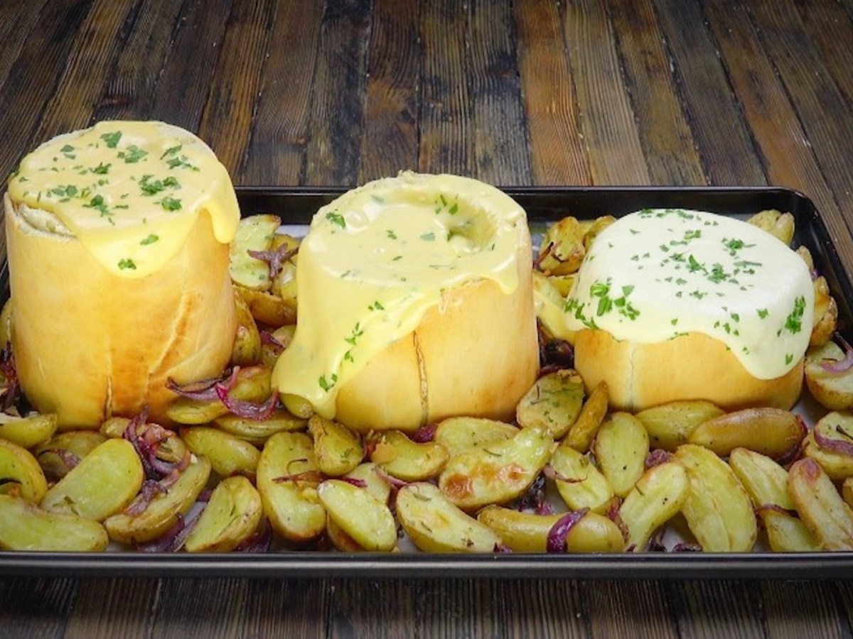 3 Käsefondue im Teigmantel auf einem Blech mit Kartoffeln