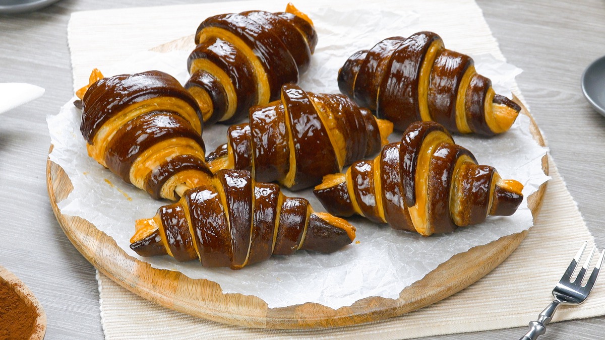 Mit Nougat gefüllte Schokocroissants auf einem Teller