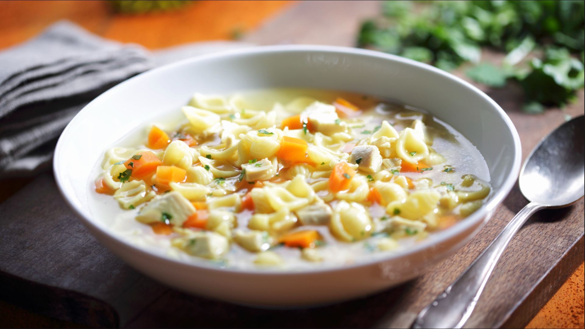 Klassische Hühnersuppe nach Omas Rezept - Leckerschmecker