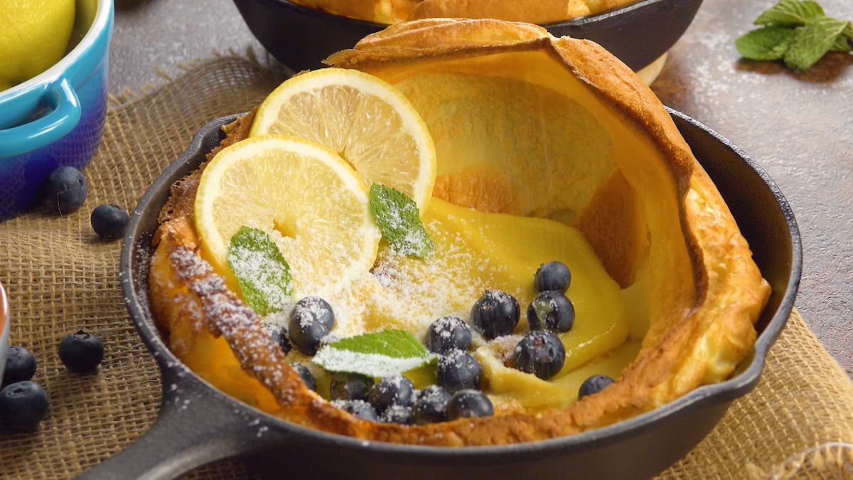 Pfanne mit Ofenpfannkuchen mit Lemon Curd