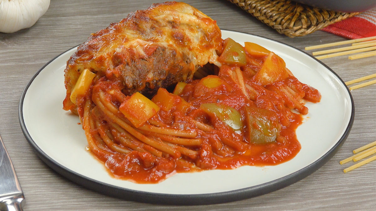 Eine Portion Spaghetti in der Hackfleisch-Rolle auf einem Teller.