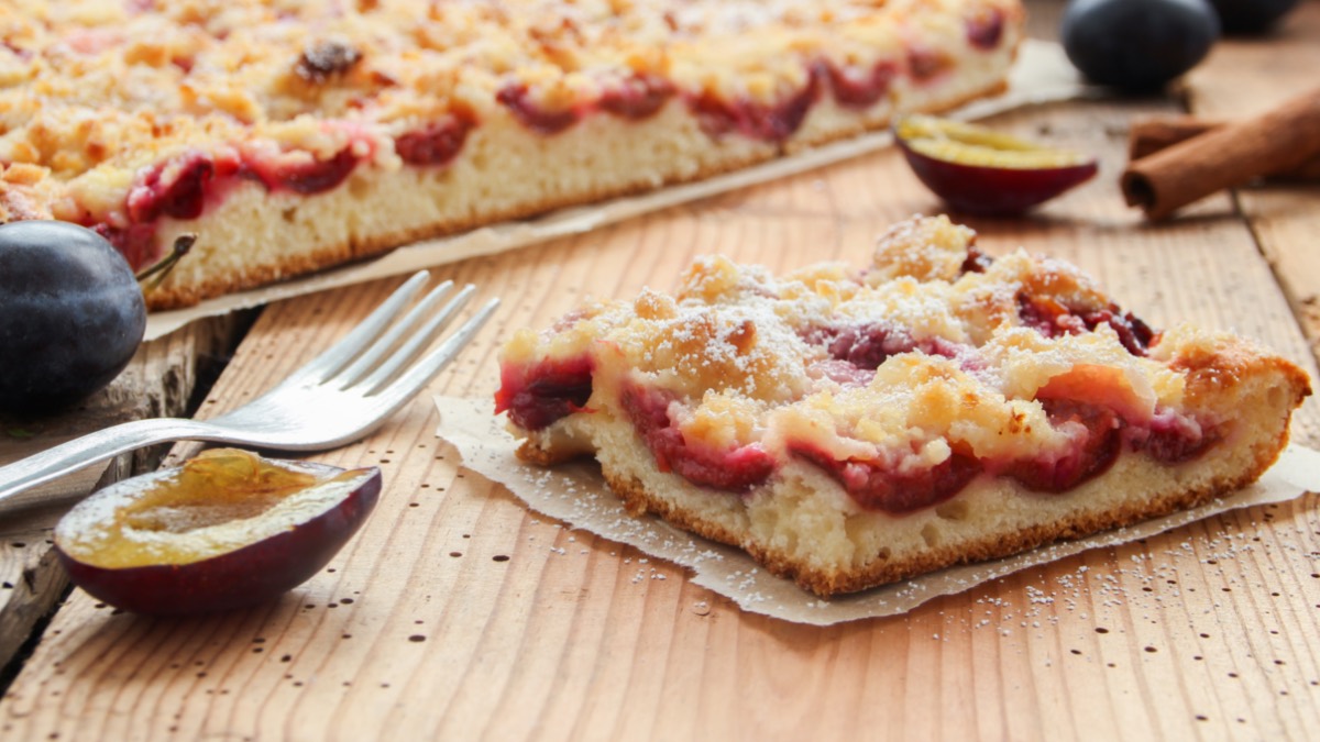 Saftiger Zwetschgen-Streuselkuchen vom Blech - Leckerschmecker