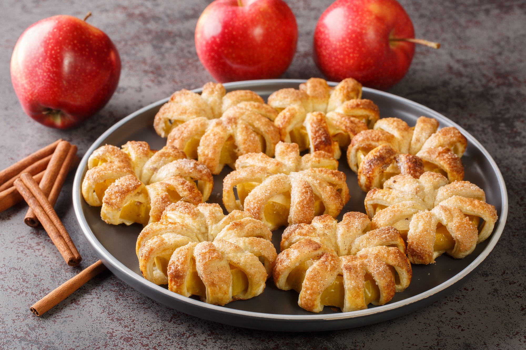 Apfel-Blätterteig-Donuts: einfaches Rezept gelingt Backanfängern ...