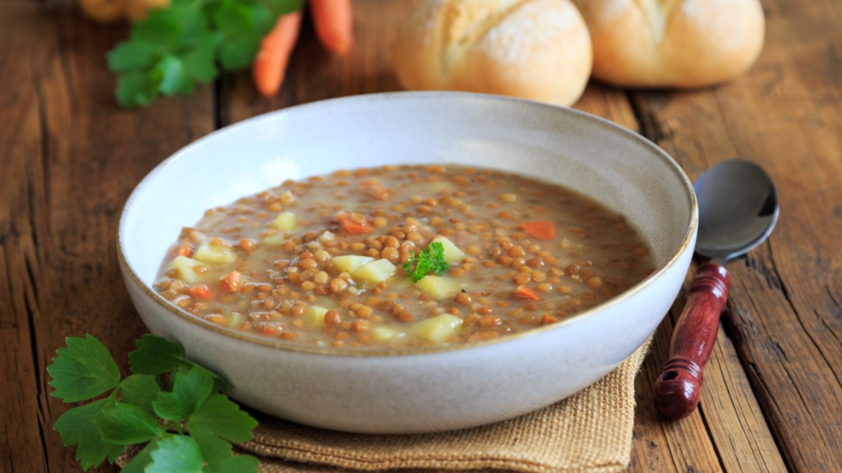 Omas Linsensuppe mit Würstchen: der Geschmack von Liebe - Leckerschmecker