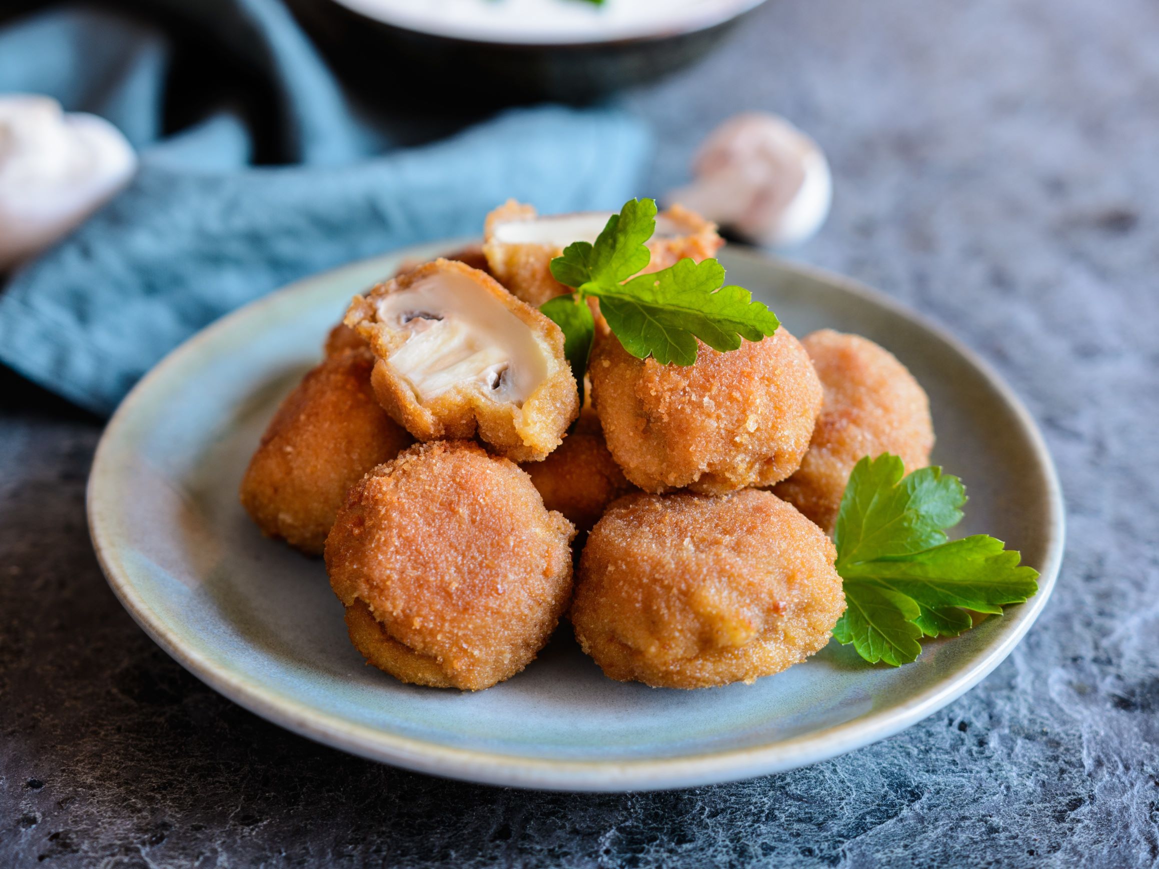 Panierte Parmesan-Champignons: knuspriger Party-Snack - Leckerschmecker