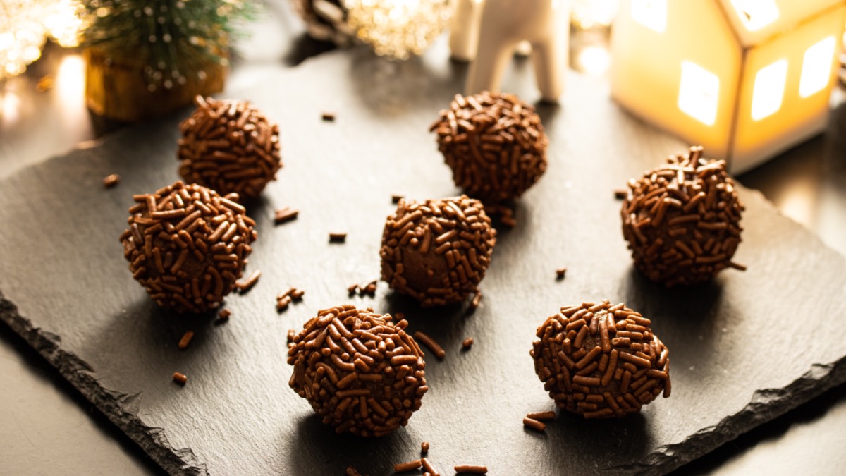 Schokoladige Rumkugeln aus Kuchenresten selber machen - Leckerschmecker