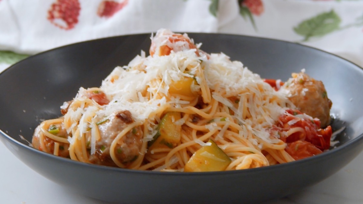 Schnelle Pasta-Pfanne mit Fleischbällchen und zweierlei Gemüse ...