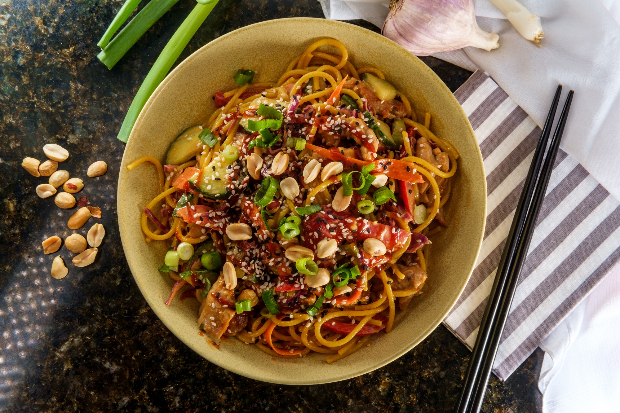 Asia-Nudeln mit Erdnusssoße: einfaches Rezept in 20 Minuten ...