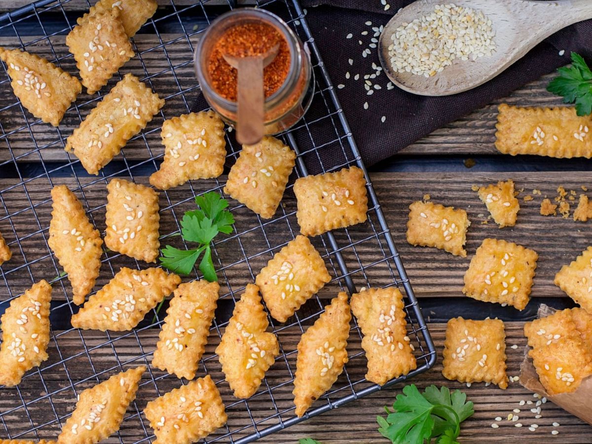 Käseplätzchen liegen auf einem Rost verteilt.