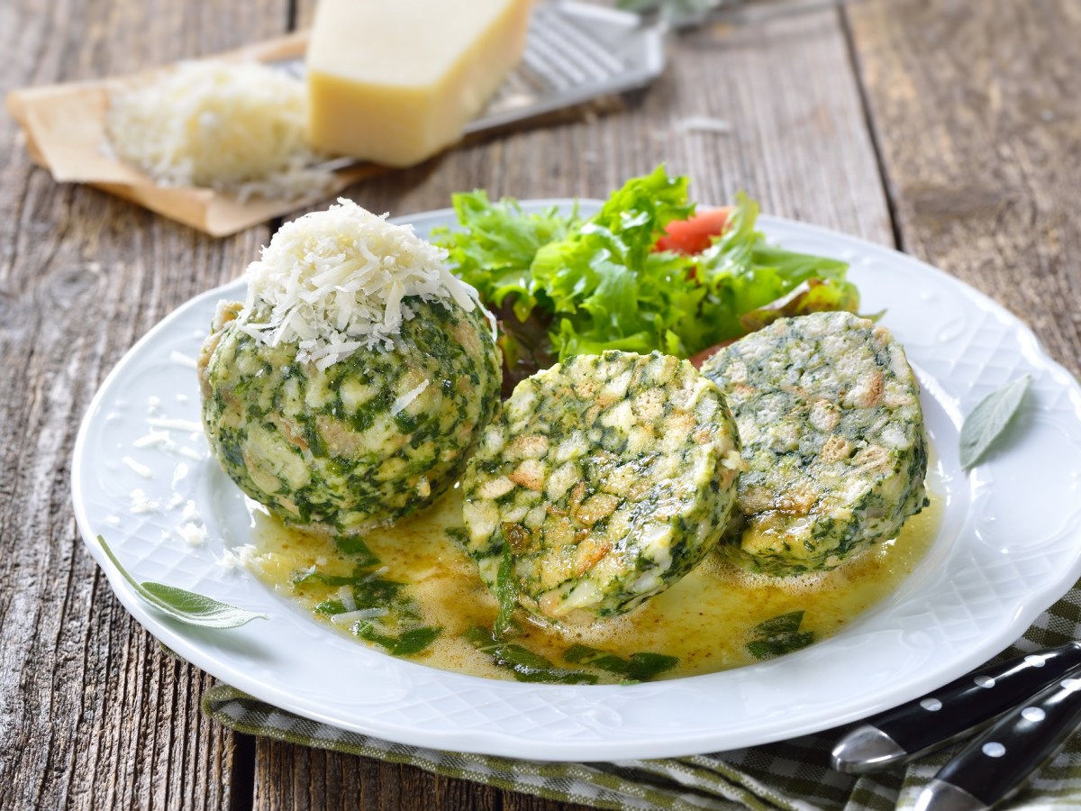 Spezialität aus Österreich: würzige Spinatknödel mit Bergkäse