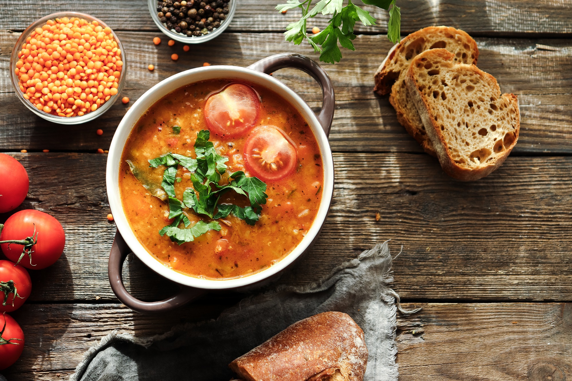 Linsen-Tomaten-Suppe mit Kokosmilch: die beste Tomatensuppe ...