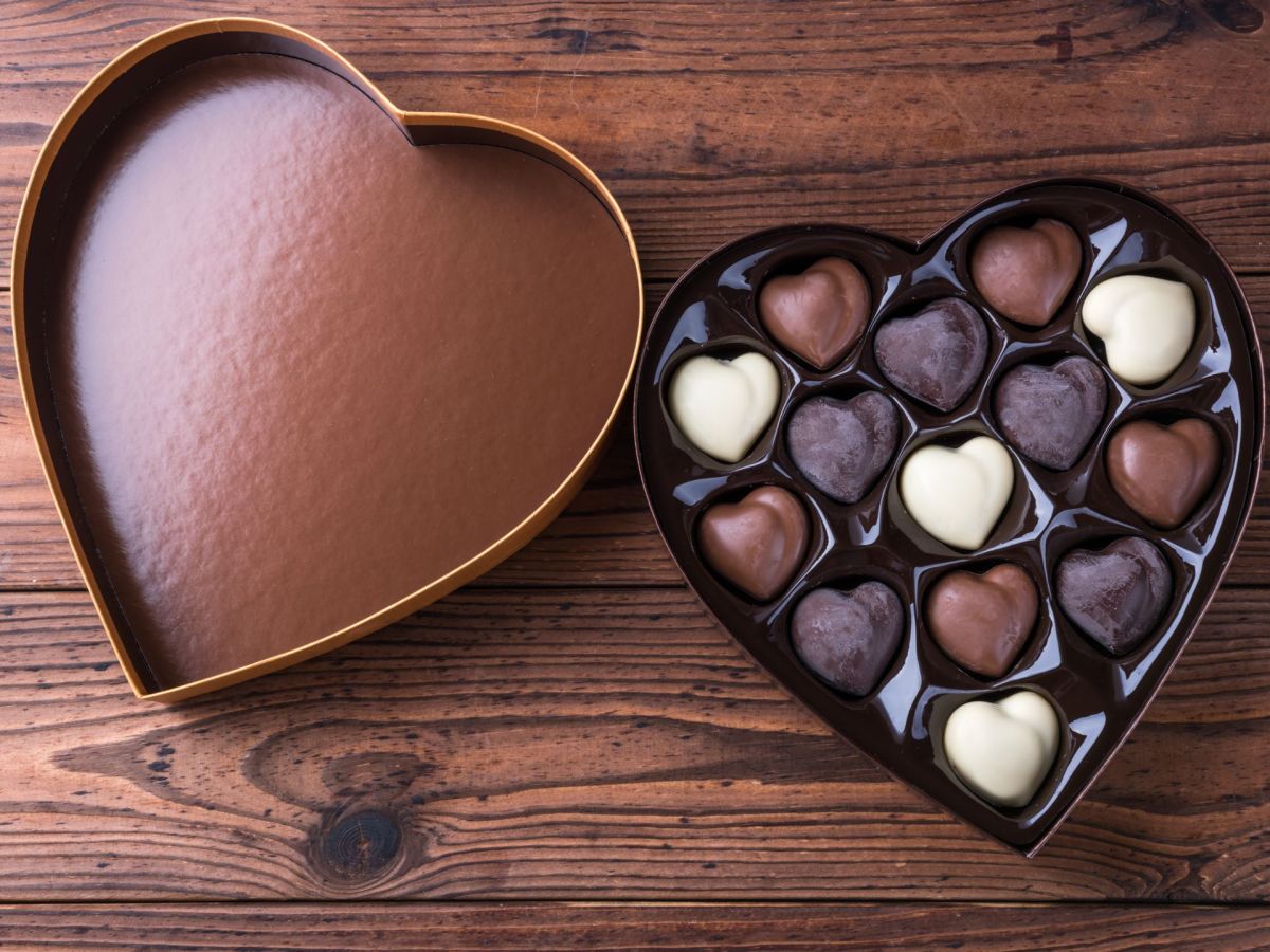 Pralinen selber machen: HÃ¼bsche Herzpralinen in einer herzfÃ¶rmigen Schachtel angeordnet.