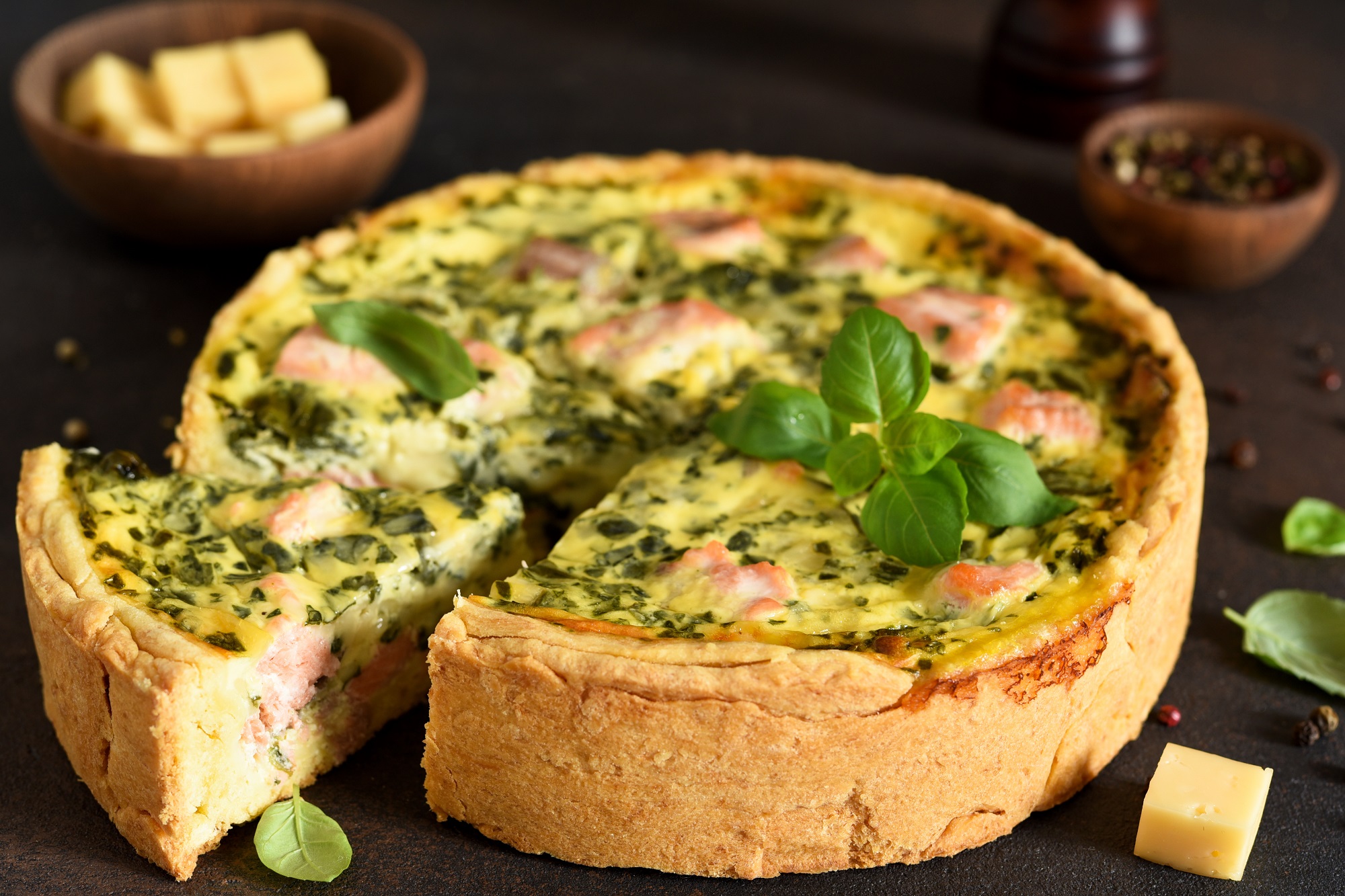 Spinat-Lachs-Quiche: Genuss aus dem Ofen - Leckerschmecker