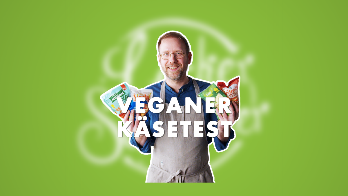 Koch hält 4 vegane Reigekäse-Tüten in den Händen, grüner Hintergrund, um Vordergrund steht "veganer Käsetest"