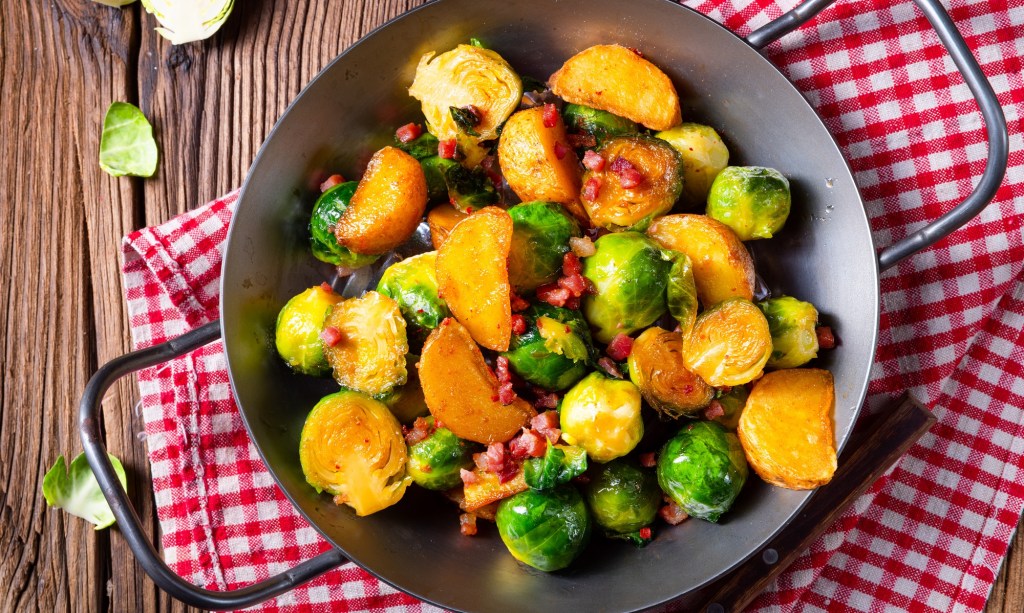 Einfaches Kartoffelgericht: deftige Rosenkohl-Kartoffel-Pfanne mit Speck