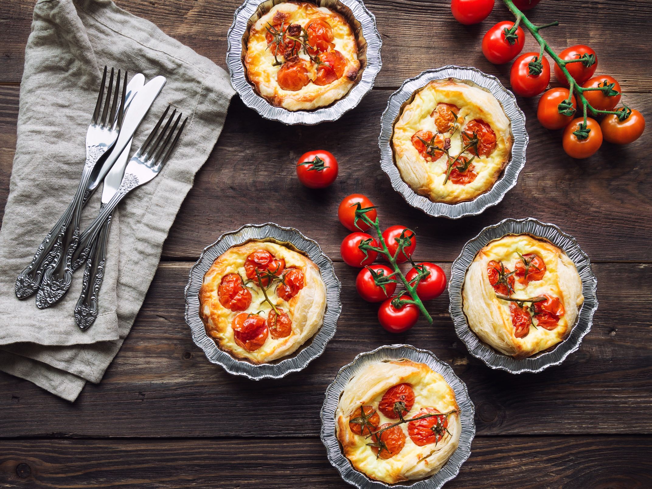 Tomaten-Ziegenkäse-Tartes: mediterrane Blätterteig-Törtchen ...