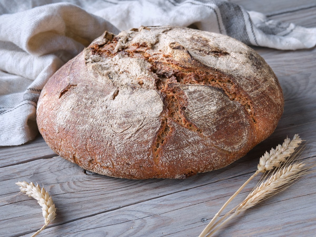 Herzhaft und knusprig: So backst du einfaches Bauernbrot mit Hefe