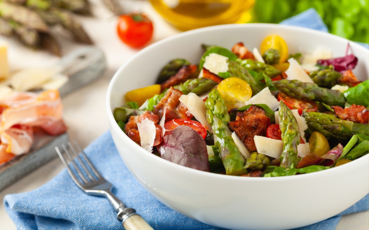 Lauwarmer Spargelsalat mit Tomaten und Bacon - Leckerschmecker