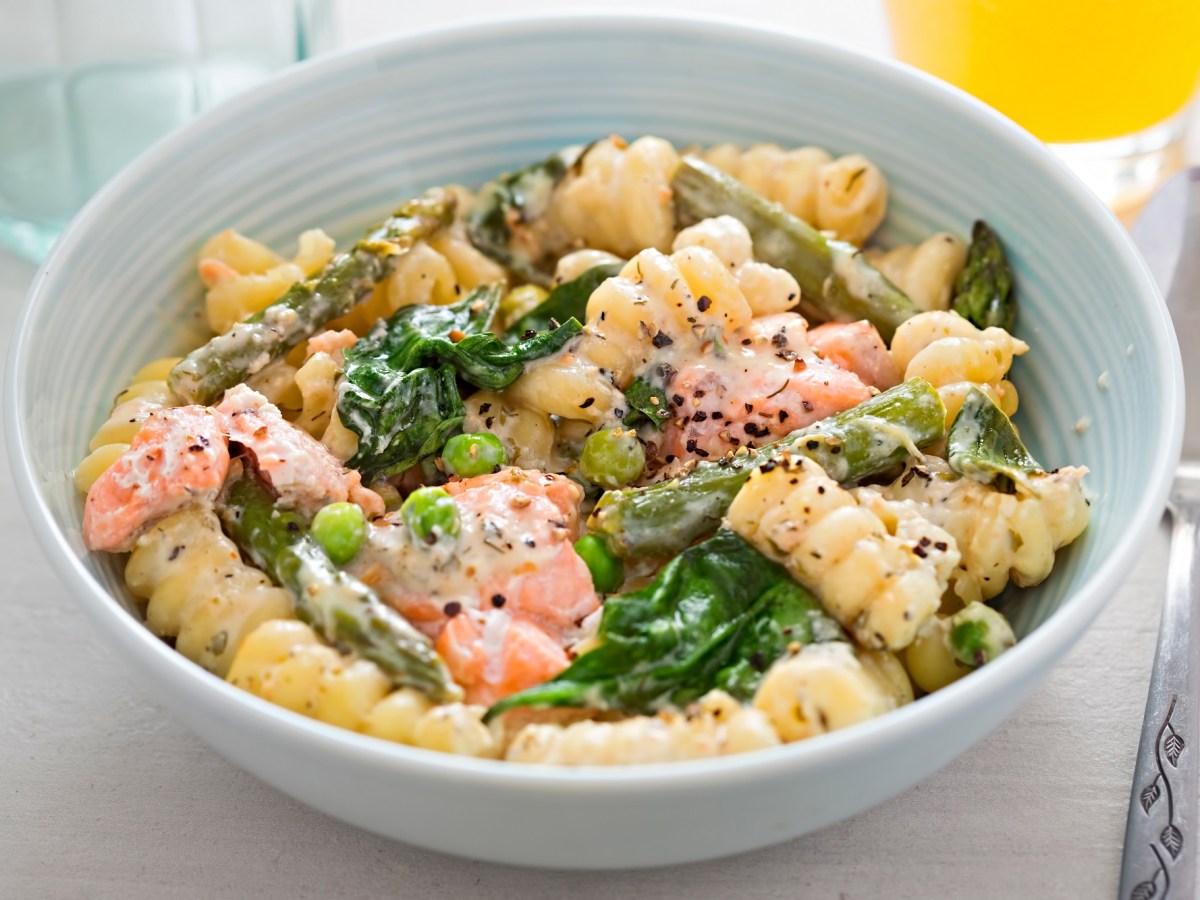 Spargel-Lachs-Pasta in einer Schüssel auf dem Tisch.