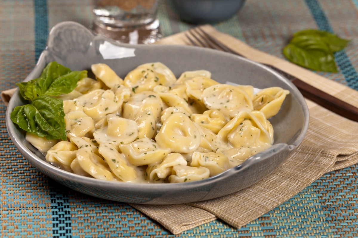 Ein Teller Tortellini Alfredo.