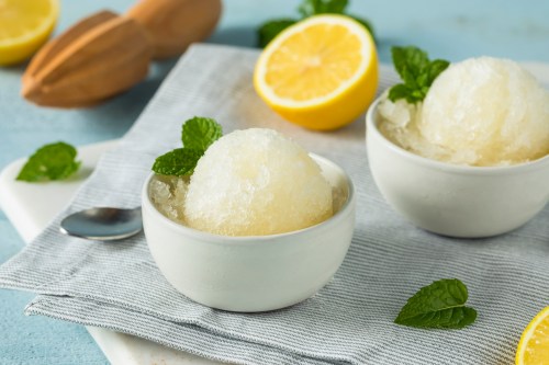 Zitronensorbet ohne Eismaschine: Rezept für das kalte Dessert ...