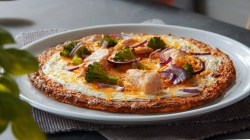 Teller mit Low-Carb-Pizza aus Blumenkohl
