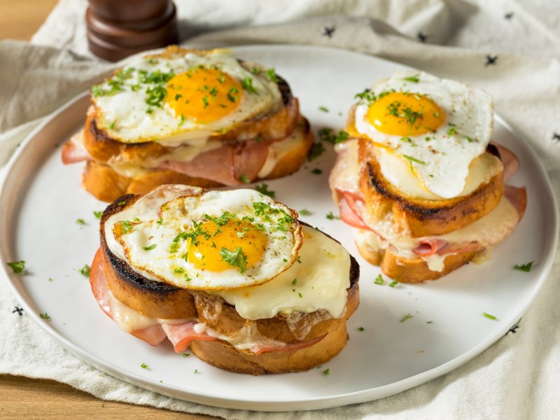 Teller mit drei Croque Madame Sandwiches