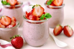 Dessertgläser mit Erdbeermousse und frischen Erdbeeren