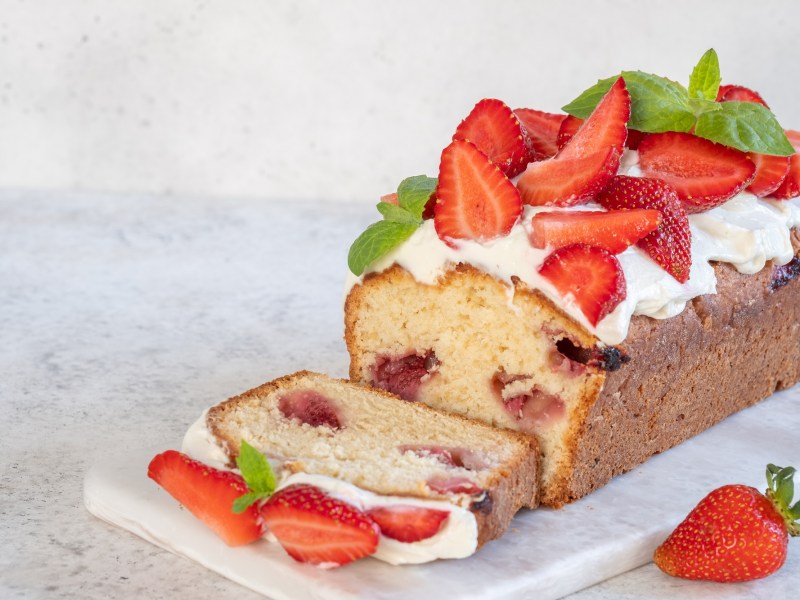 Erdbeerkuchen mit Frischkäse auf weißem Brett