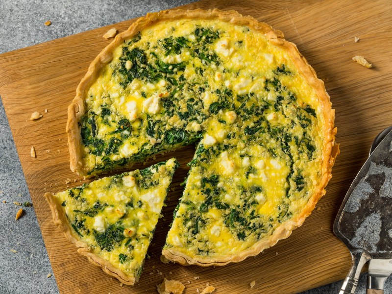 Eine angeschnittene Mangold-Quiche in der Draufsicht.