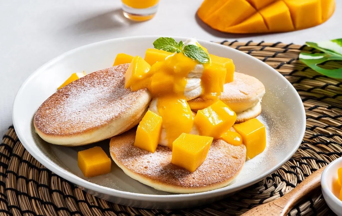 Teller mit Mango-Pancakes