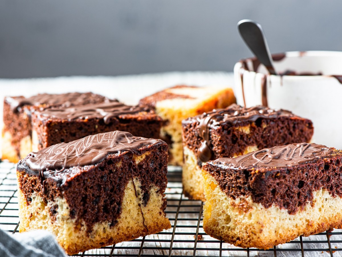 Marmorkuchen vom Blech mit Schokoglasur: perfekt fÃ¼r spontanen Besuch