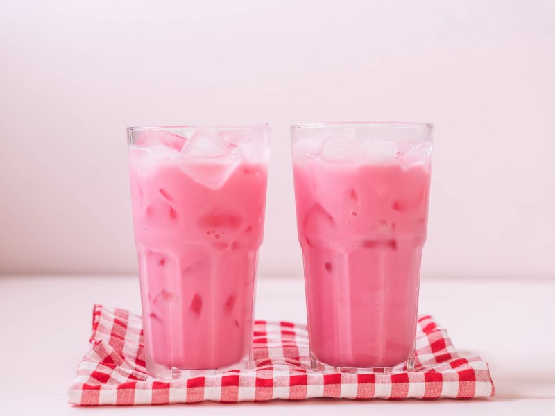 Zwei Gläser Pink Drink auf rot-weißem Tischtuch.